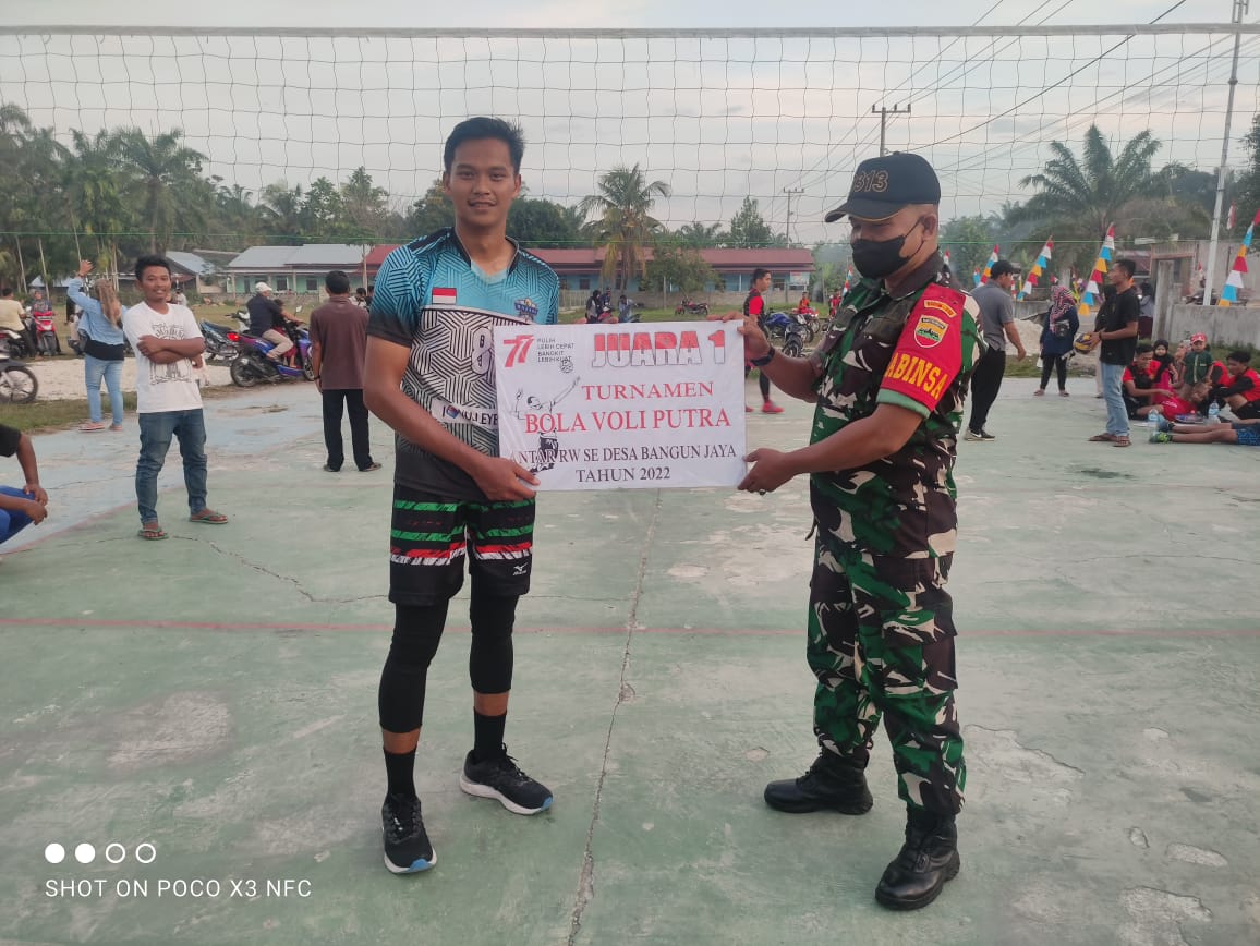 Memeriahkan Hut RI Ke 77. Babinsa Bersama Aparatur Desa Bangun Jaya Serahkan Hadiah Lomba 