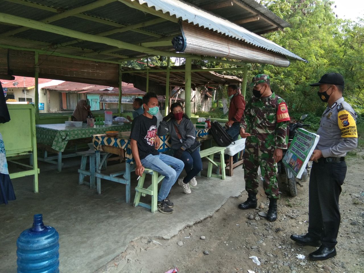 Babinsa Koramil 09/Langgam Bersama Bhabinkamtimas Aktif Himbau Warga Terapkan 5 M