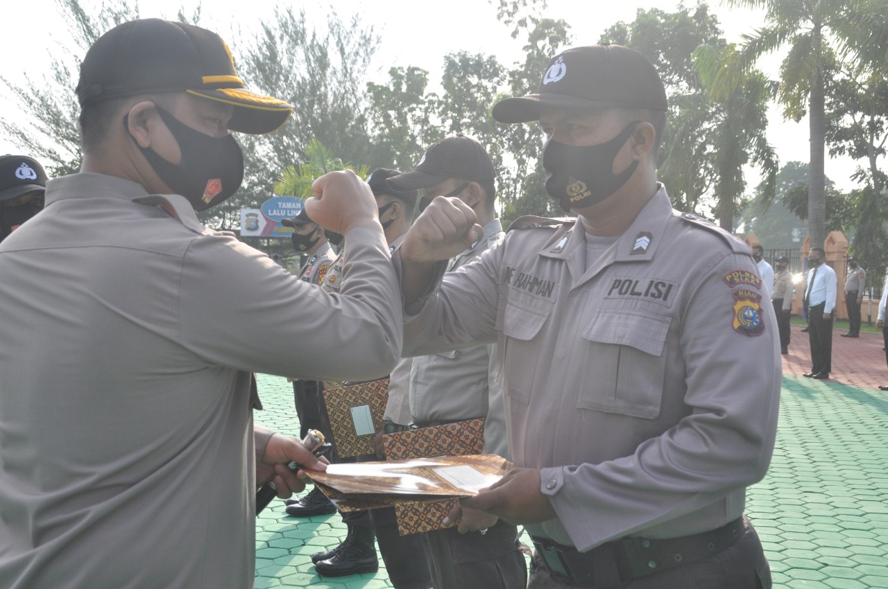 Kapolres Siak Beri Reward Kepada Personel Yang Memiliki Dedikasi Tinggi