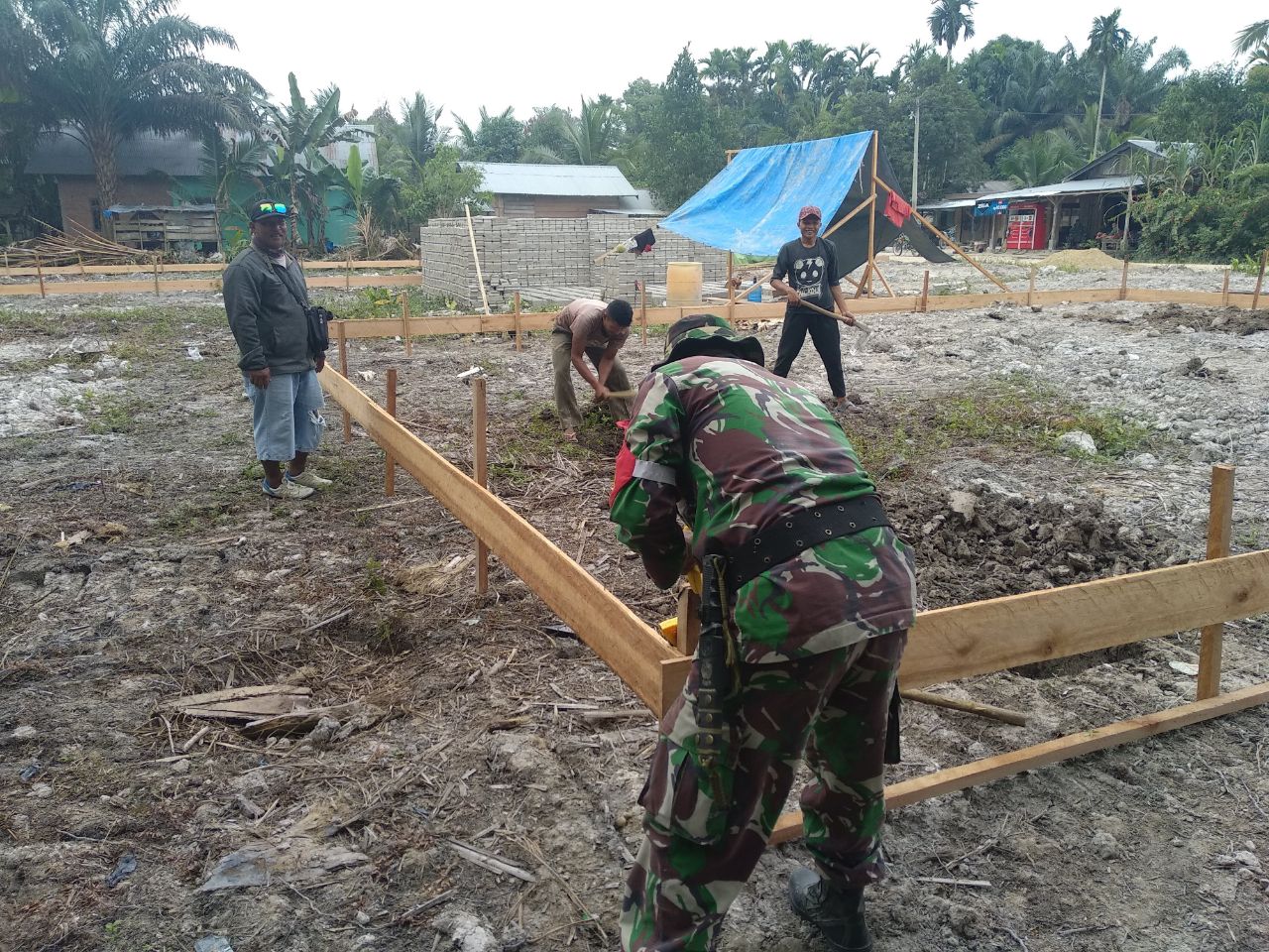 Babinsa Koramil 09/Langgam, Bantu Bangun Pondasi Rumah Warga