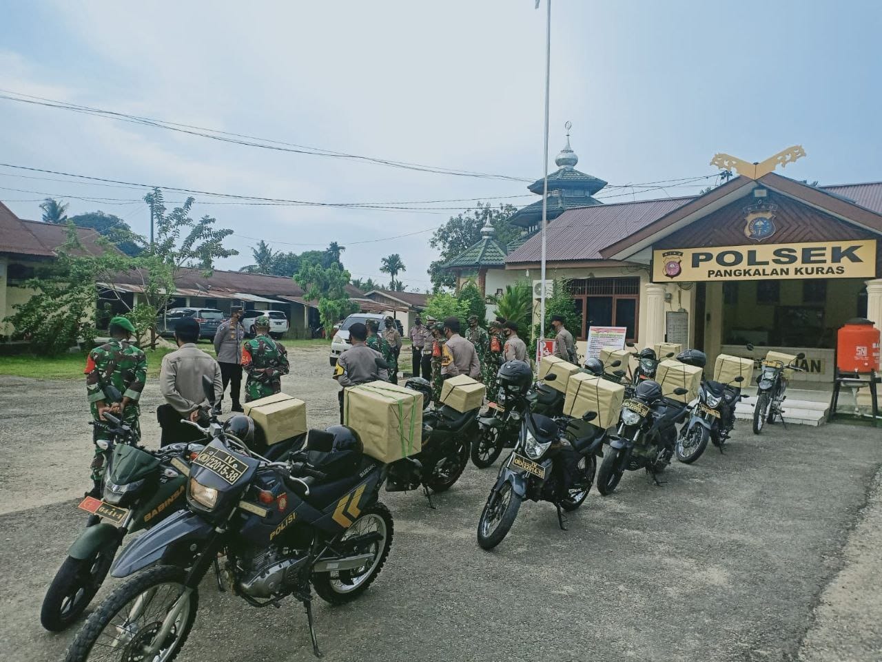 Babinsa Koramil 04/PKL Kuras Bersama Anggota Polsek Salurkan Bantuan Dampak PPKM Darurat Covid -19