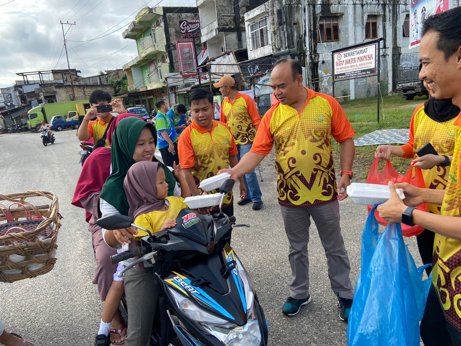 Kejari Rohul Bagikan 50 Nasi Kotak Gratis, Kajari: Ingin Lebih Dekat Lagi Kepada Seluruh Masyarakat