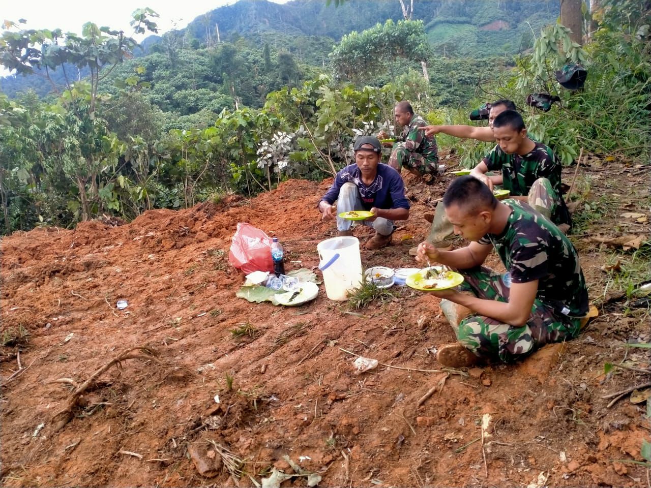 Istirahat Usai Mengerjakan Kualitas Jalan, Satgas TMMD ke-110 Kodim 0313 KPR Santap Makan Siang