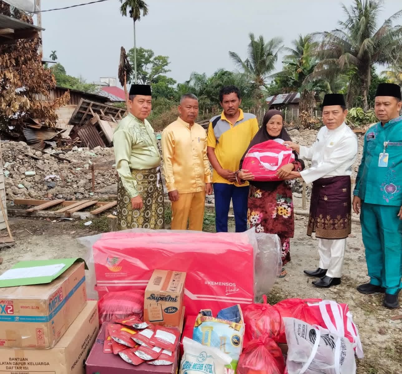 Bantuan Disalurkan Pemda Melalui Dinas Sosial Kampar Kepada Korban Kebakaran di Desa Salo Timur