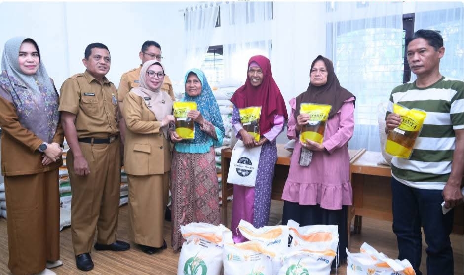 Bantuan Dari Bapanas Diserahkan Wakil Bupati Kampar, Misharti di Desa Sawah