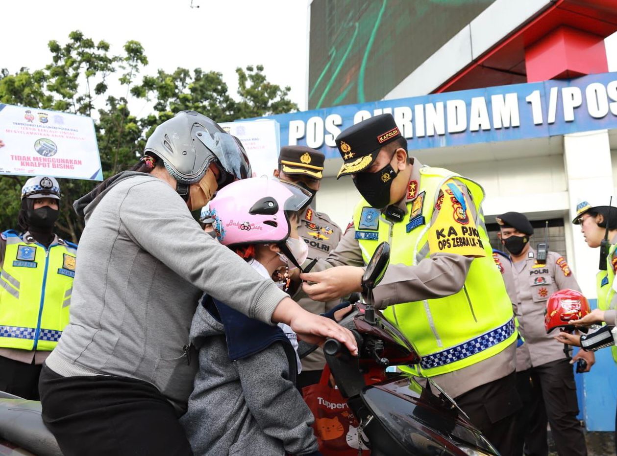 Kapolda Riau Tinjau dan Bagikan Helm Pada Operasi Zebra Lancang Kuning 2022