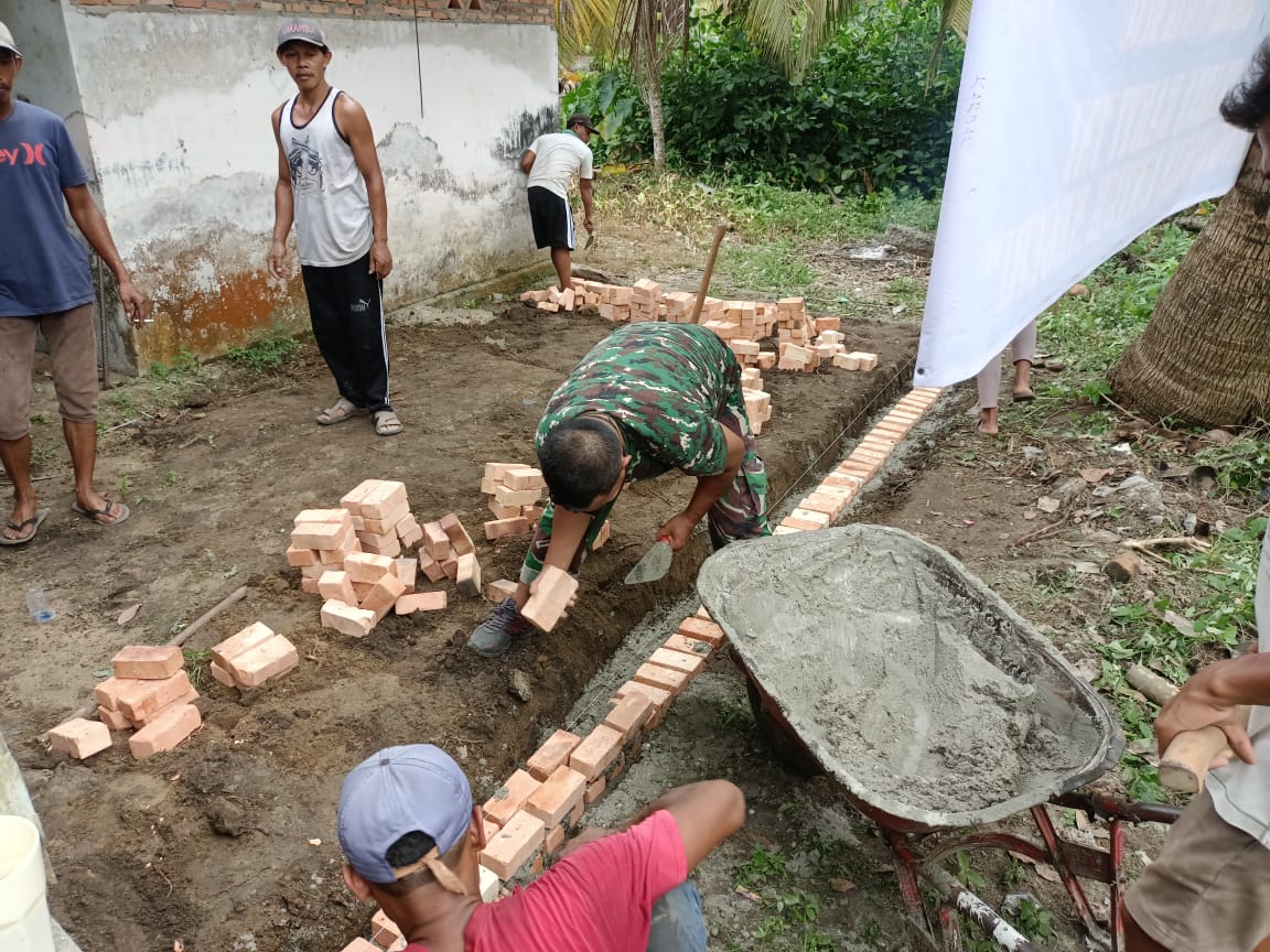 Babinsa Laksanakan Karya Bhakti Bersama Masyarakat