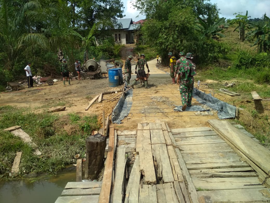 Satgas TMMD Bersama Masyarakat, Lanjutkan Semenisasi dan Memasang Wiremesh Diujung Jembatan