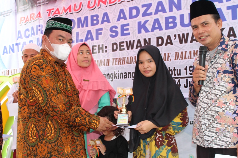 Kajari Kampar Serahkan Piala Bergilir Kepada Pemenang Lomba Azan dan Sholat Antar Muallaf
