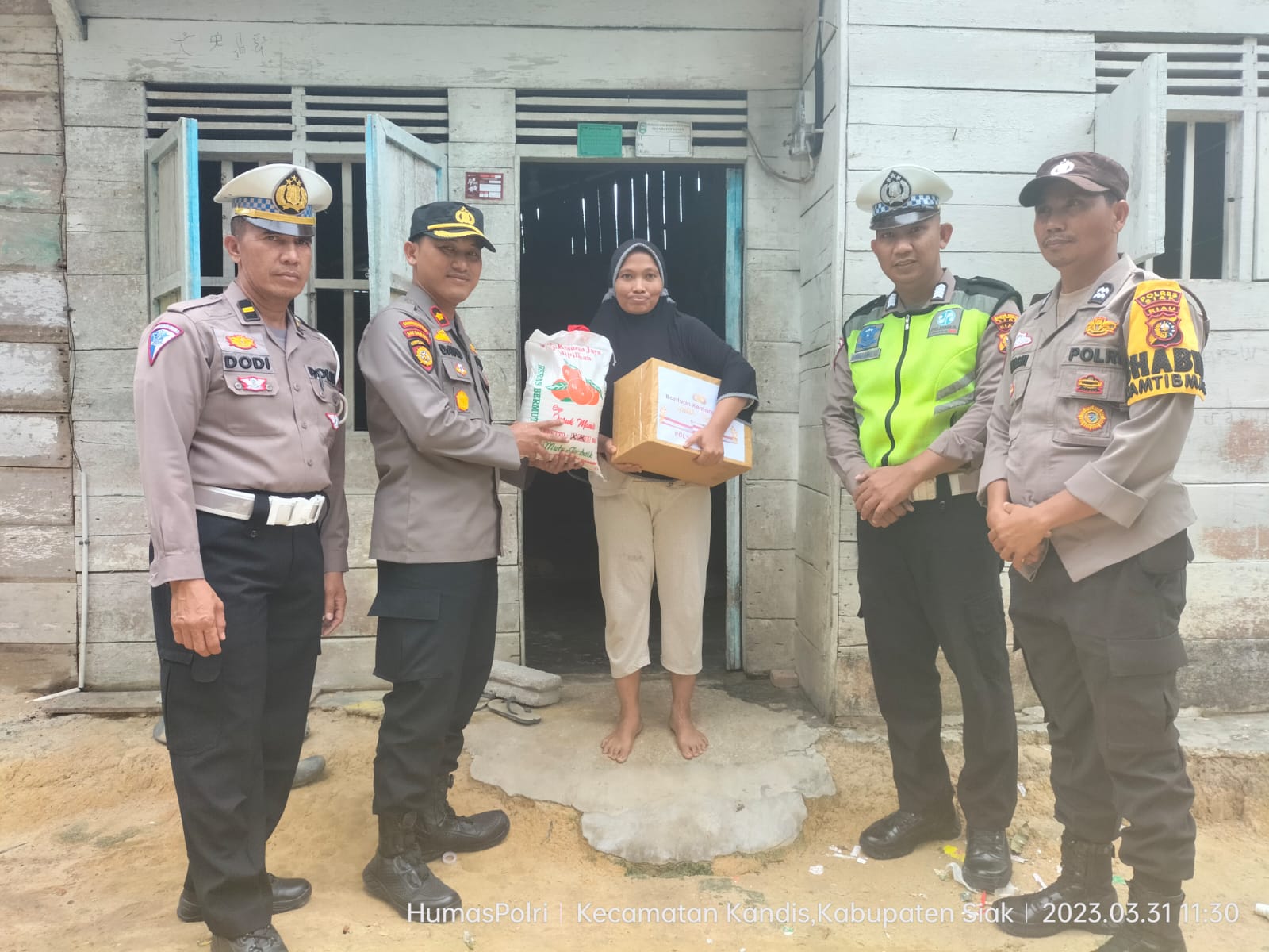 Polsek Kandis Berbagi Sembako Kepada Warga Kurang Mampu