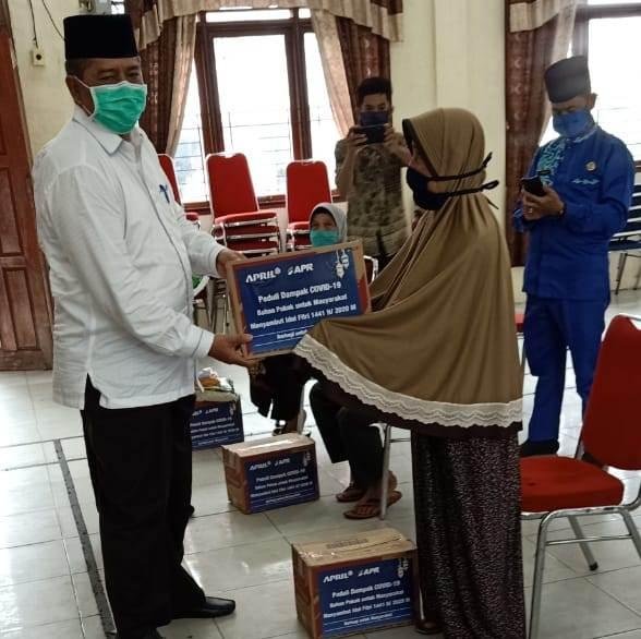 Bupati Siak dan Meneger RAPP bagikan Sembako kepada Warga Kurang Mampu di Kecamatan sungai Apit