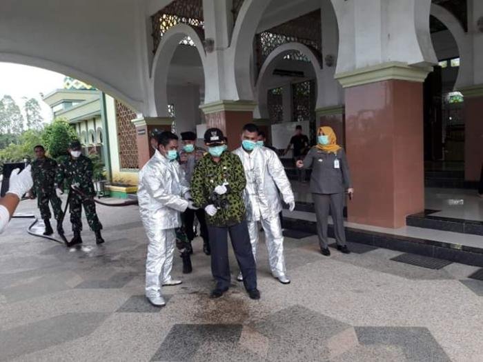 Bupati Kuansing Pimpin Lansung Penyemprotan Disenfektan