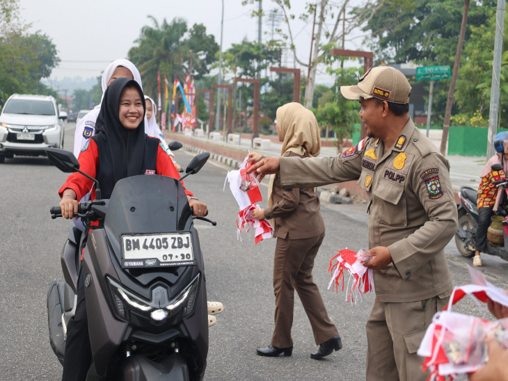 Jelang HUT RI Ke-81, Satpol PP dan DWP-UP Bagikan Bendera Merah Putih Gratis Kepada Masyarakat