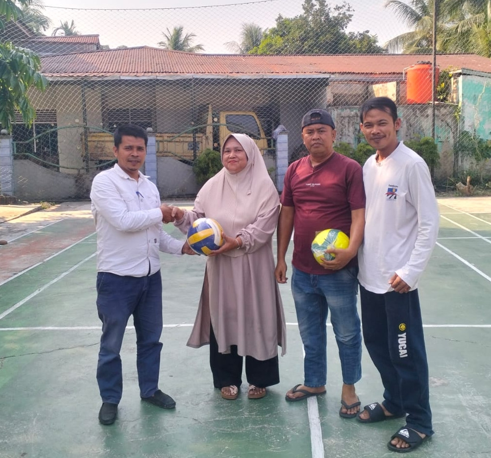 Meriahkan HUT RI, Kades Bukit Ranah, Firdaus Serahkan Bantuan 2 Bola Voli, Udo Ucapkan Terimakasih