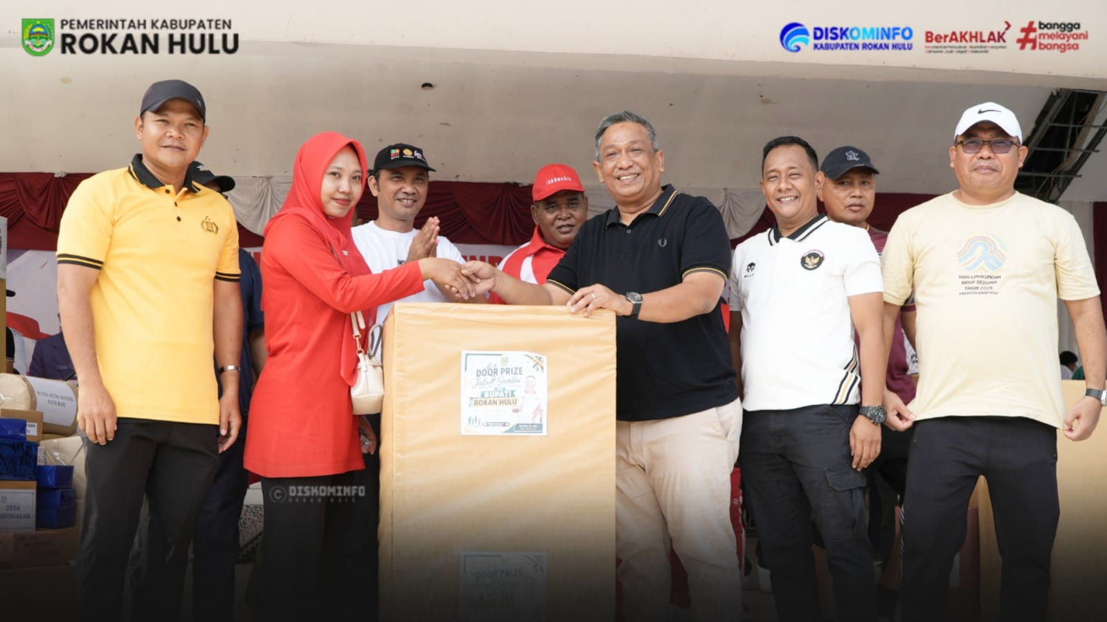 Meriahkan HUT RI Ke-81 Tingkat Kec.Rambah, Bupati Anton Lepas Jalan Santai di Taman Kota Pasir Penga