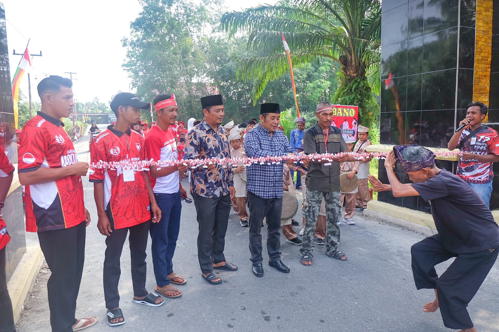Desa Pulau Sarak Meriahkan Hari Kemerdekaan Dengan Pawai dan Santunan Anak Yatim Serta Makan Bersama