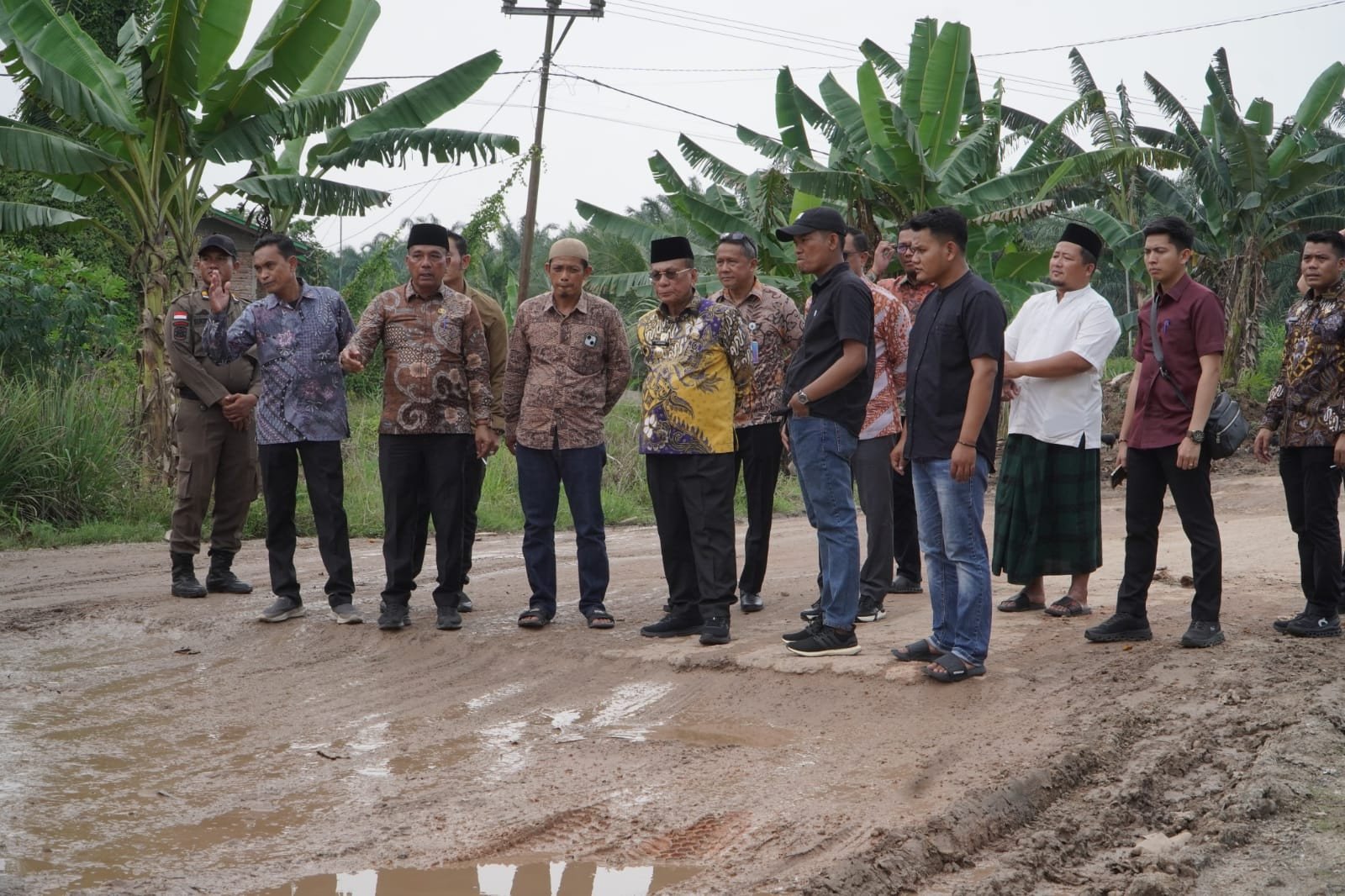 Jalan Rusak di Sei Manasib Ditinjau Bupati Rohil, Segera Akan Dilakukan Perbaikan