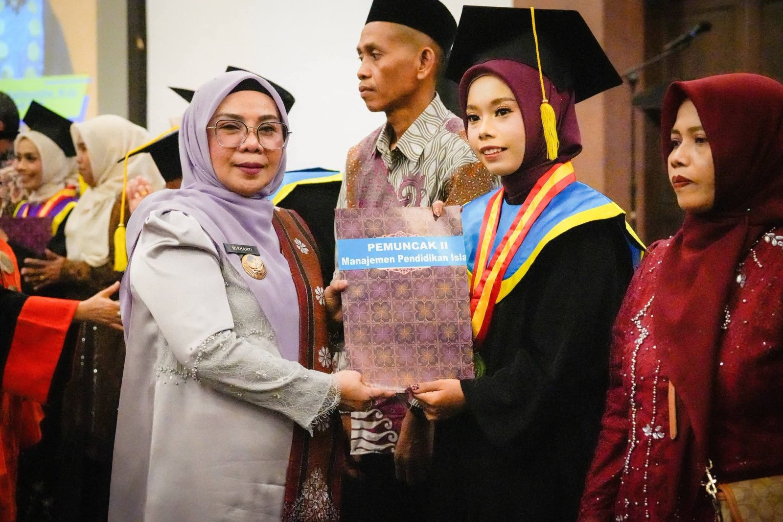 Misharti Hadiri Wisuda STAI Al-Azhar Pekanbaru, Kenang Jasa Besar Almh. Hj. Maimanah Umar