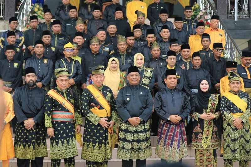 LAMR Rohul Anugerahkan Gelar Adat kepada Bupati dan Wakil Bupati