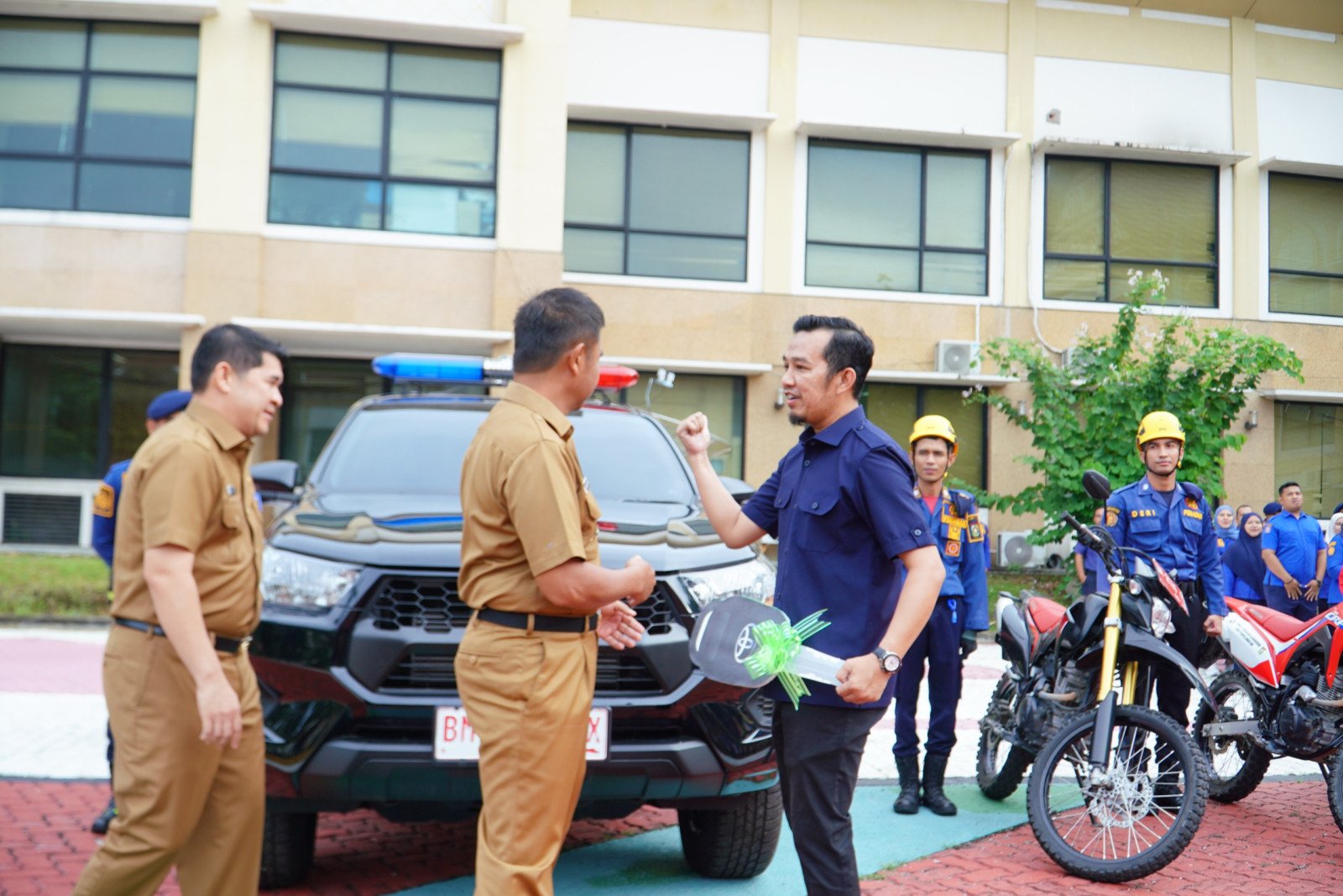 Perkuat Layanan Darurat, Bupati Kampar Serahkan Mobil Rescue untuk Damkar