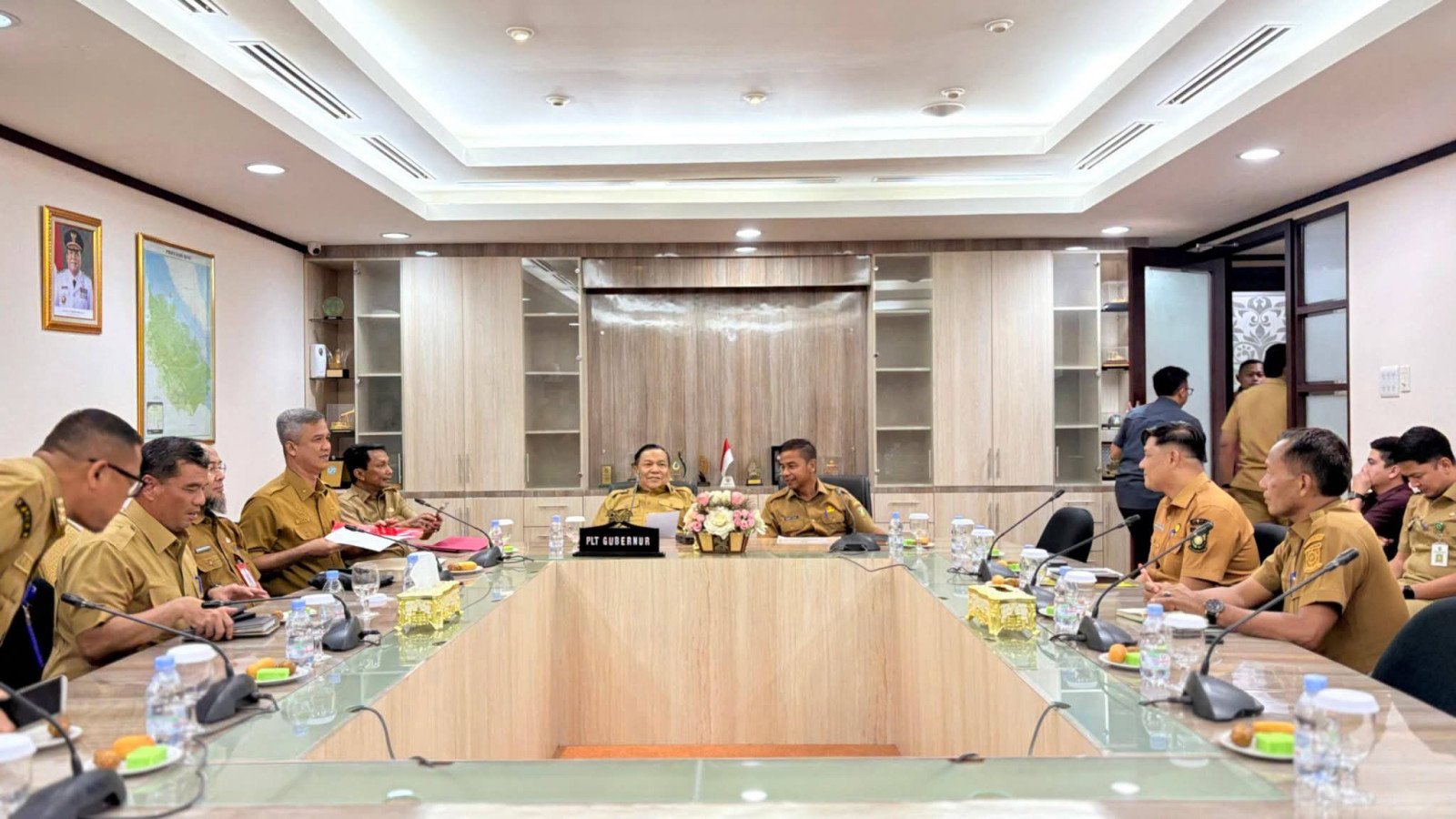 Bupati Kampar Didampinggi Plt Disdikpora Temui Plt Gubernur Riau, Usulkan Pembangunan Lokal SD 017