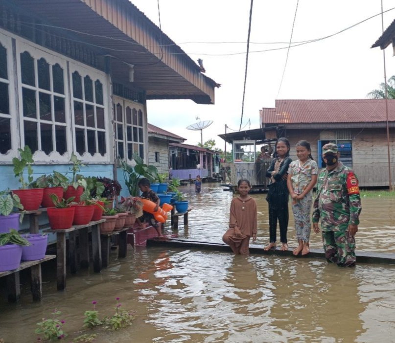 Peduli Warga Babinsa Koramil 12/XIII Koto Kampar Bantu Buat Jembatan Darurat