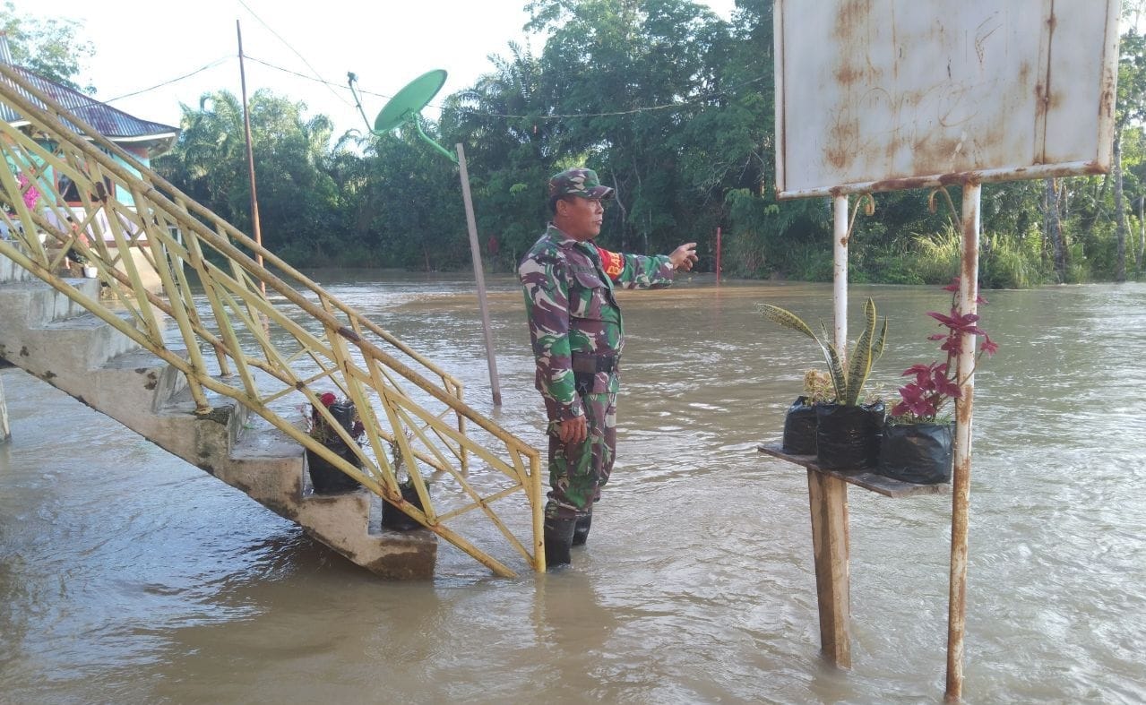 Sungai Nilo Meluap, Serda Ahmad Basahil Pantau Banjir yang Merendam Jalan dan Rumah Warga
