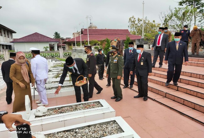 Peringati Hari Pahlawan, Pjs Bupati Rohil Ziarah ke TMP Kusuma Bakti