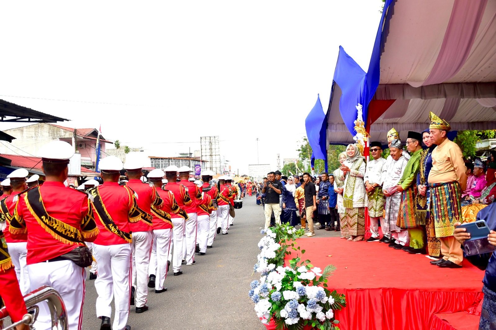 SatPol PP Kampar Dari Tim Marching Band Andikha Praja, Ramaikan Pembukaan Pawai Taaruf MTQ Ke-41