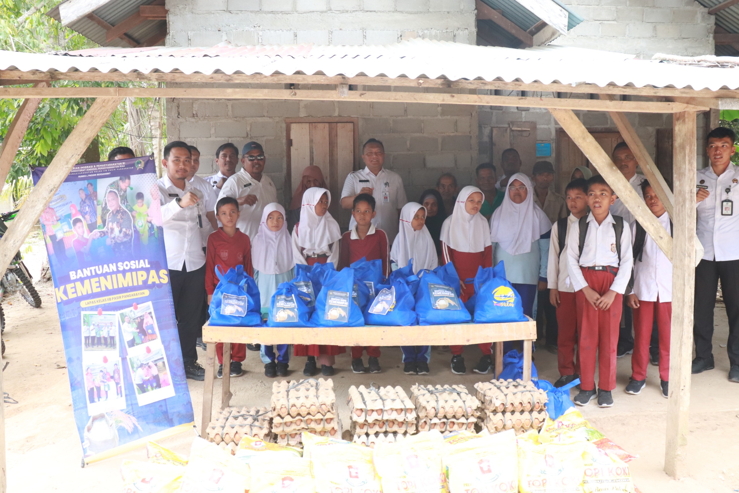 Lapas Pasir Pengaraian Salurkan Bansos, Wujudkan Pemasyarakatan yang Bermanfaat