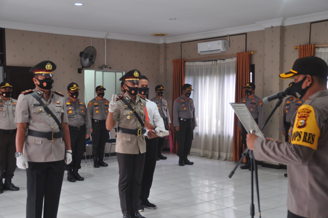 Kapolres Siak Serah Terimakan Jabatan Kapolsek Sabak Auh Dengan Ikuti Prokess Convid 19