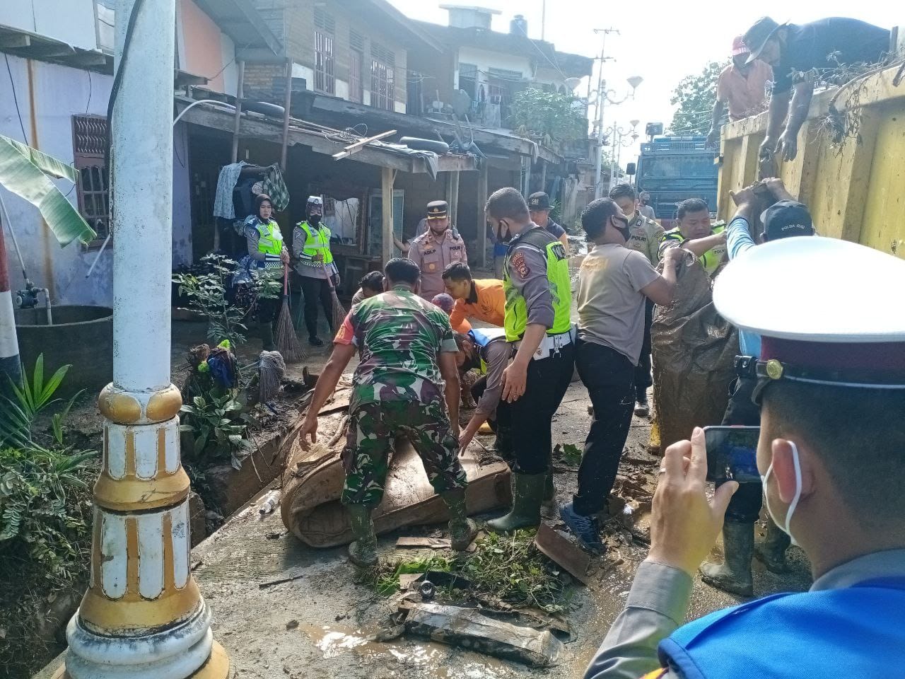 TNI/POLRI Laksanakan Goro Bersihlan Parit