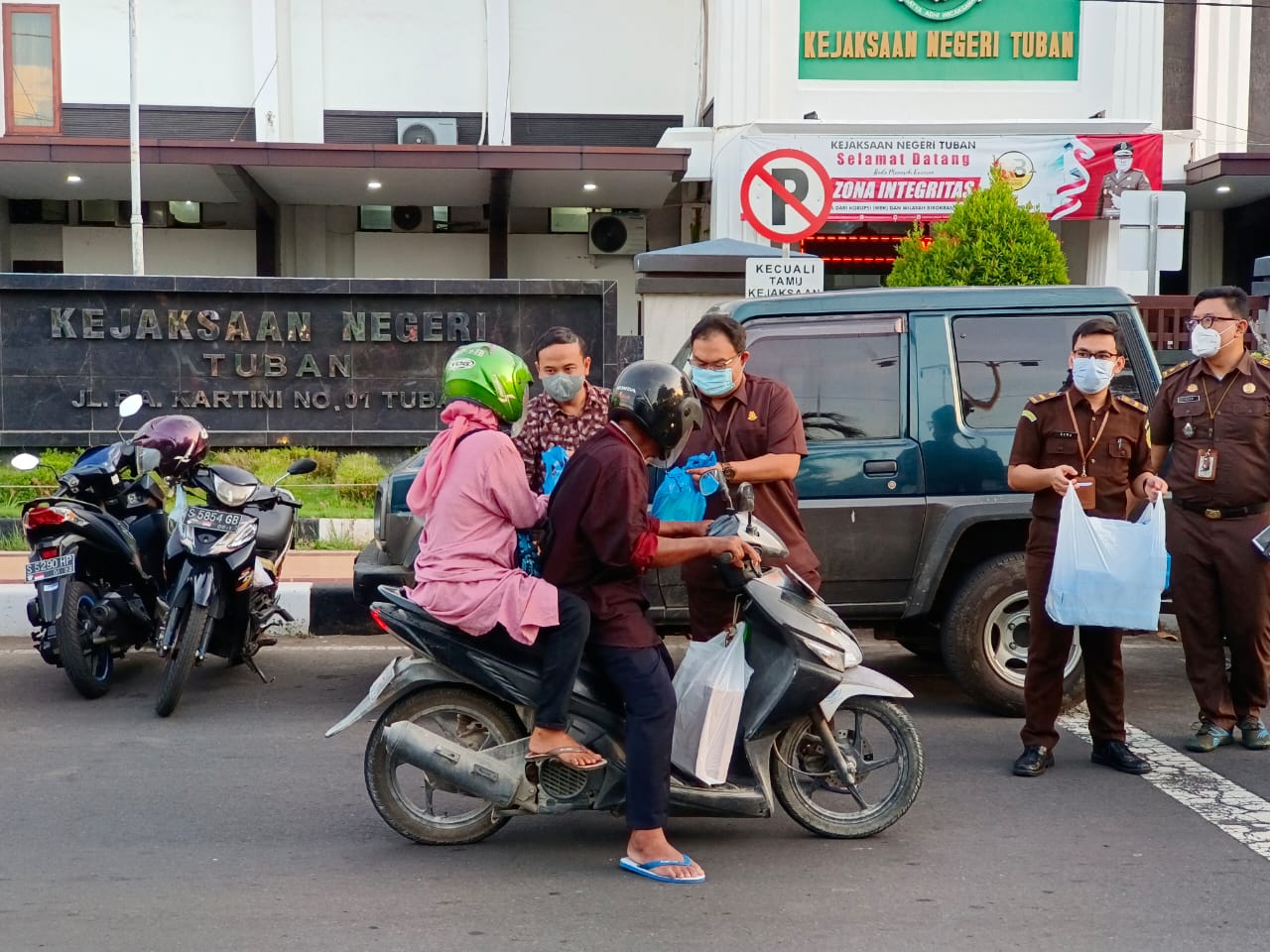 Kejari Tuban Berbagi Takjil, Suhendri: Ini Merupakan Tradisi Lama Untuk Dekatkan Diri Kepada Warga