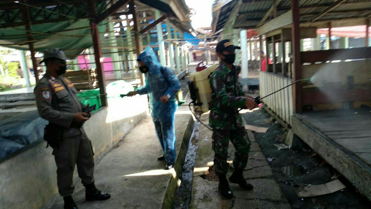 Cegah Covid-19 Babinsa Koramil 15/KK Serda Priantoni Laksanakan Penyemprotan Disinfektan