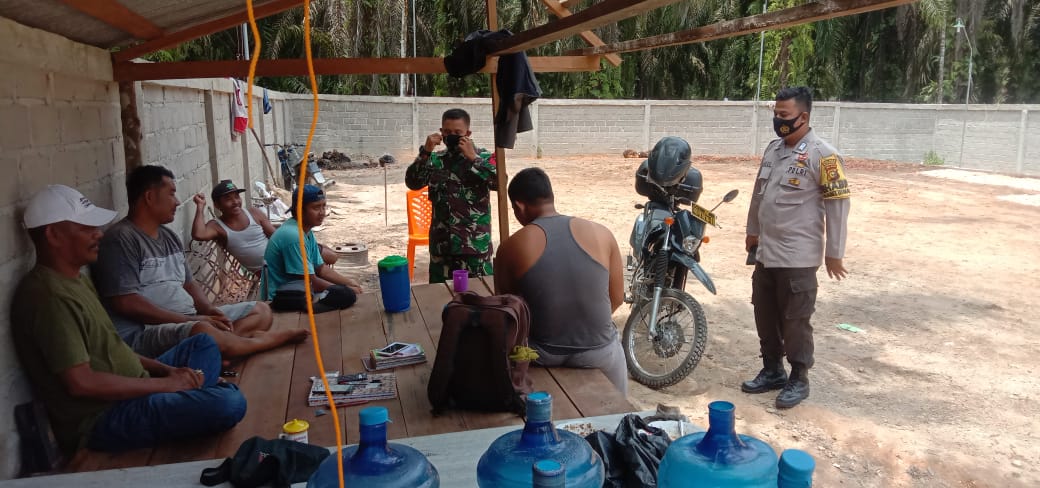 Dukung TMMD Ke-110, Anggota Koramil Kepenuhan Kodim 0313/KPR Bersama Anggota Polsek Kepenuhan