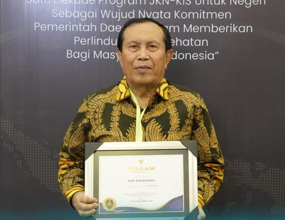Bupati Rohul, Sukiman Raih Penghargaan Dari Presiden RI Bidang UHC