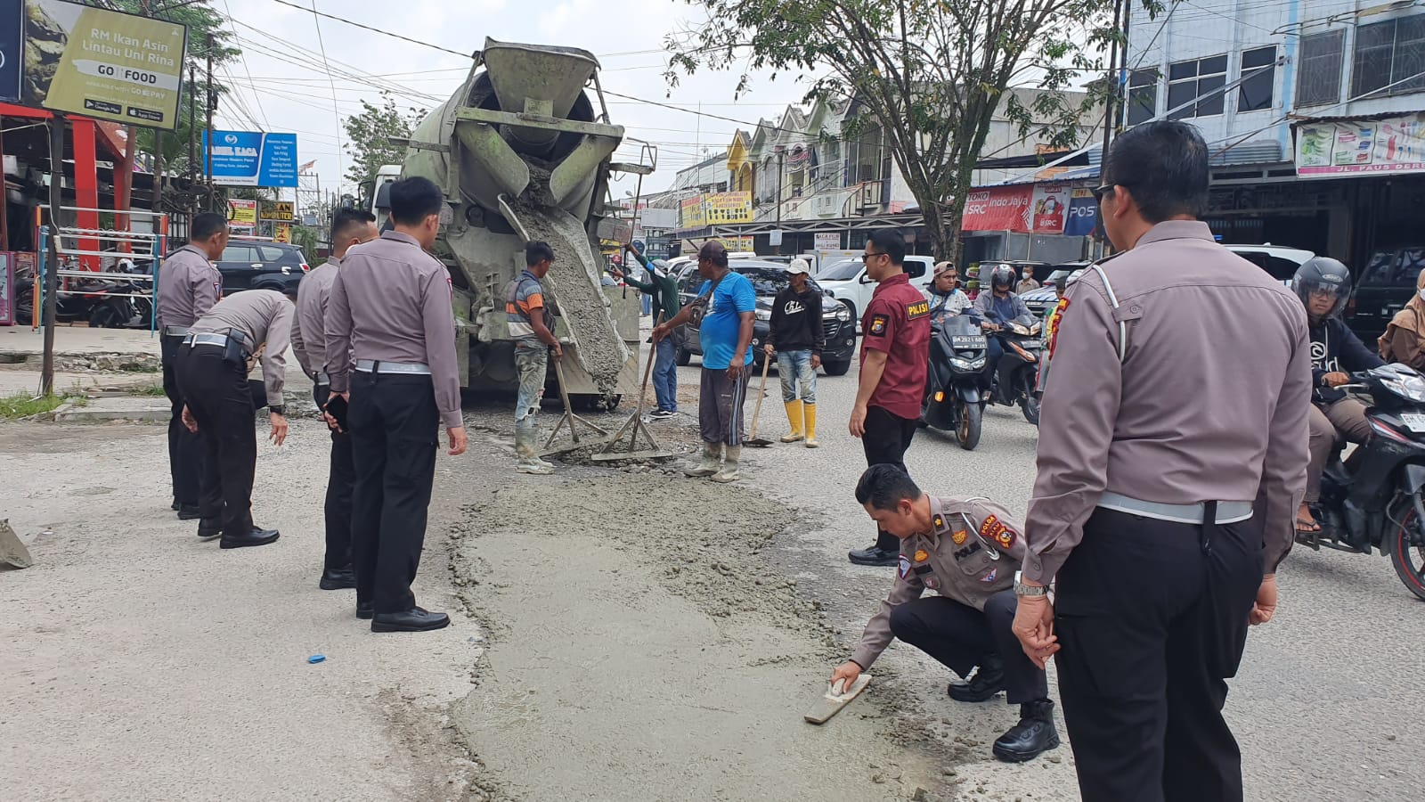 Cegah Bahaya Pengendara, Ditlantas Polda Riau Melakukan Pengecoran di Jalan Paus