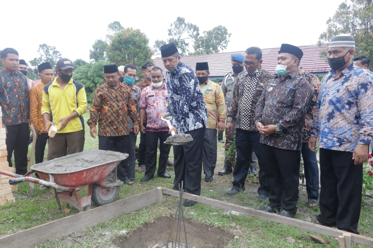 Bupati Alfedri letakkan batu pertama pembangunan lanjutan Madrasah Ibtidaiyah Negri (MIN) 1 Siak Di 