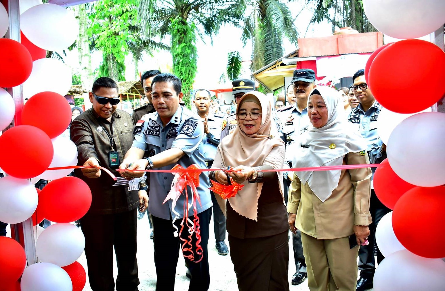 Kadis Pertanian Mendampingi Pj Sekda Kampar Pada Penanaman Durian Musangking