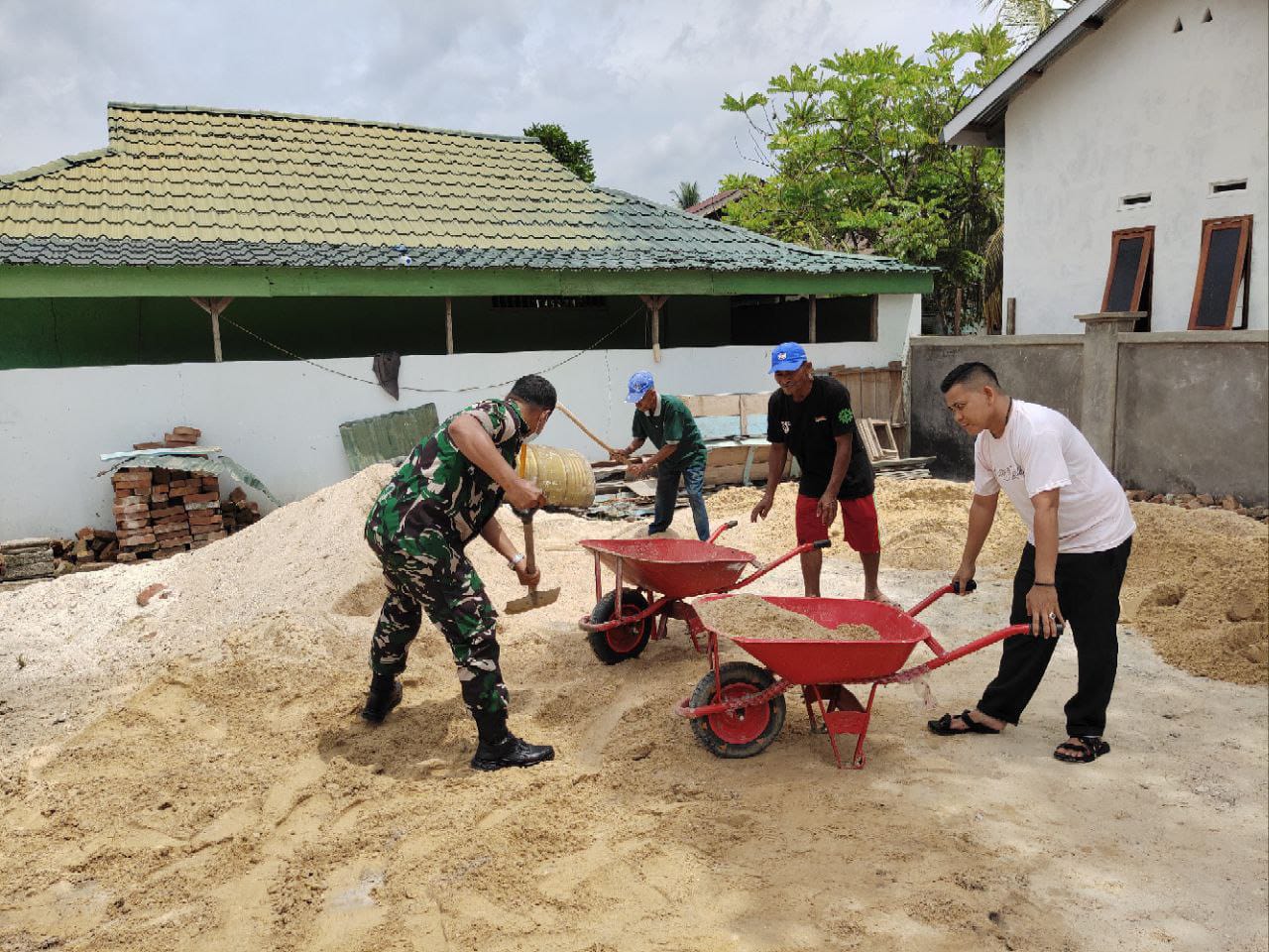 Sambut Bulan Suci Ramadhan, Babinsa Koramil 16/Tapung Bersama Warga Laksanakan Goro di Mesjid