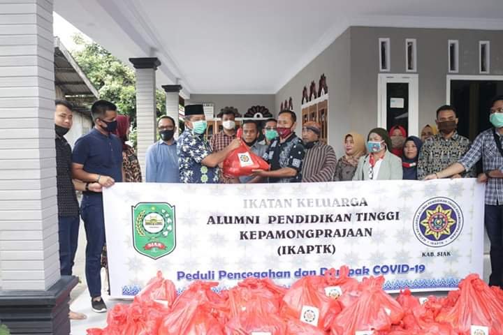IKAPTK Kabupaten Siak Serahkan Sejumlah Bantuan di Kecamatan Tualang.