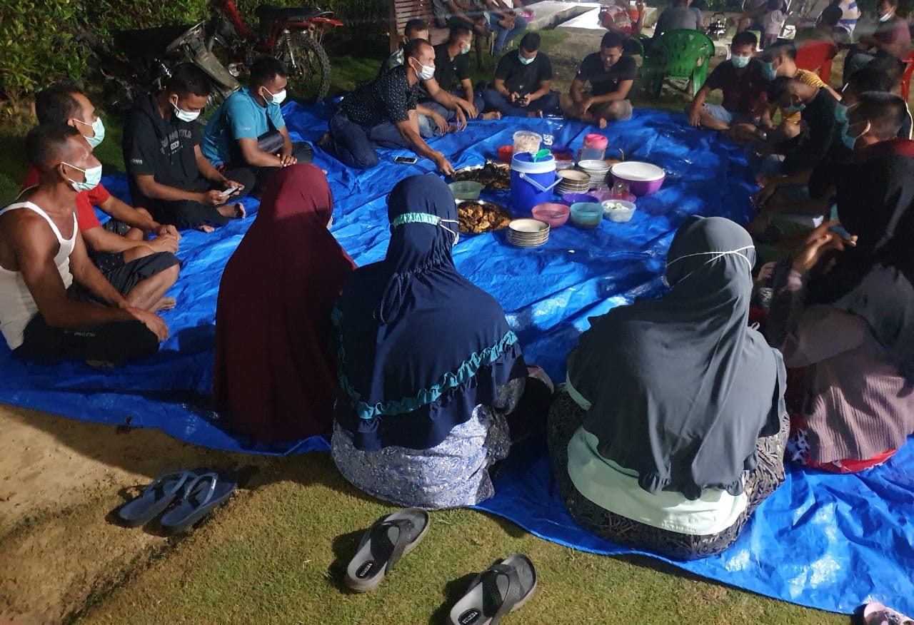 Warga Undang Anggota Satgas TMMD Makan Malam