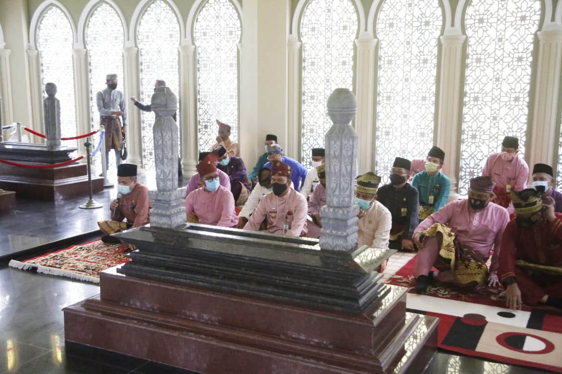 Ziarah Makam Pahlawan Nasional Sultan Syarif Kasim II, Pjs.Bupati: Mari Kita Ambil Suri Tauladan Per