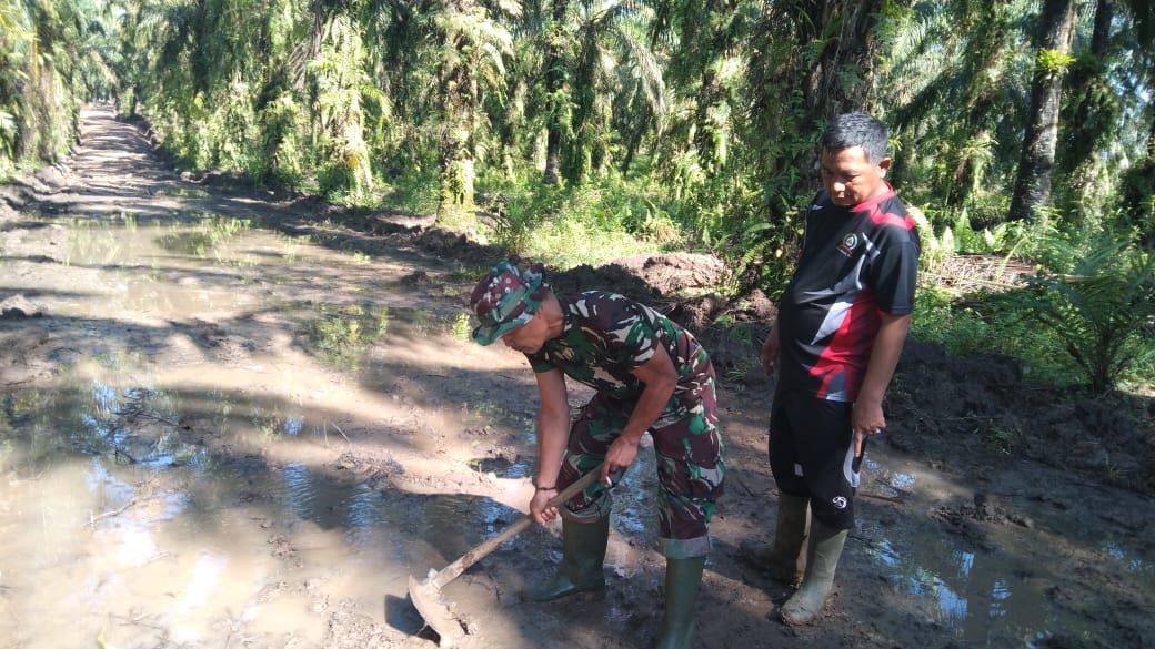 Satgas TMMD ke-110 Kodim 0313 KPR Berjibaku, Alirkan Genangan Air Di Jalan Baru