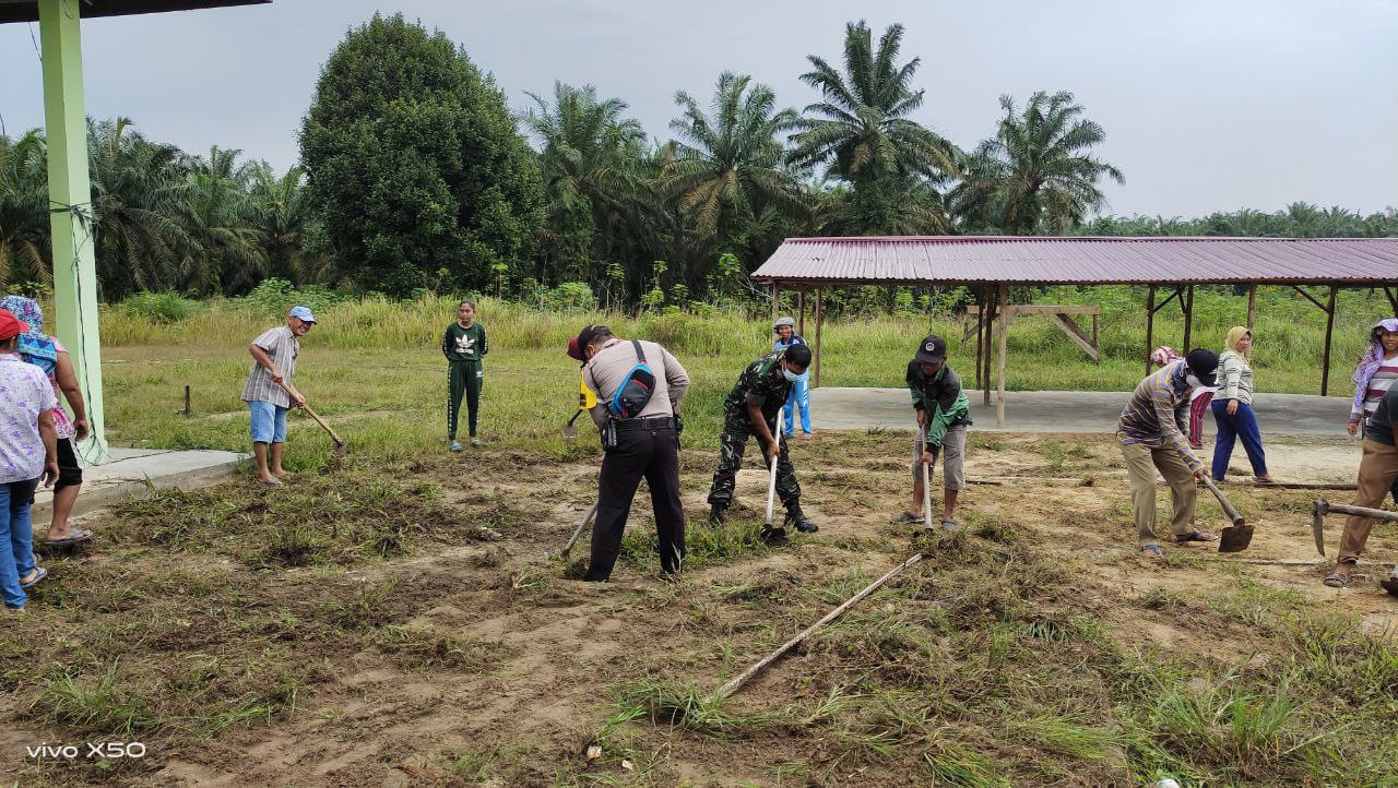 Babinsa Koramil 16/Tapung Kodim 0313/KPR Bersama Warga Laksanakan Goro Pembersihan Musholla
