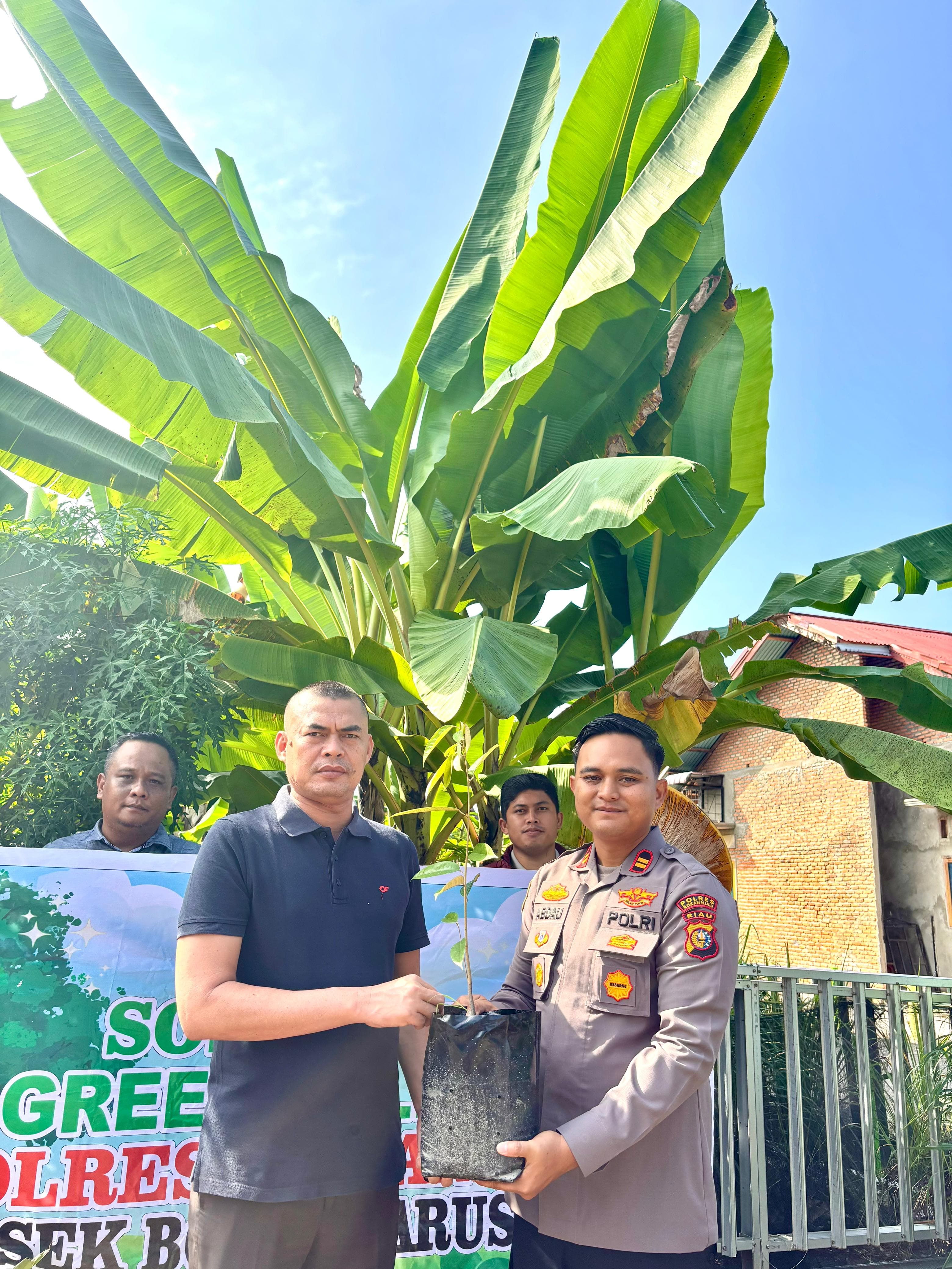 Dukung Program Green Policing, Polsek Bonai Darussalam Pasang Neon Box dan Tanam Pohon Bersama Warga