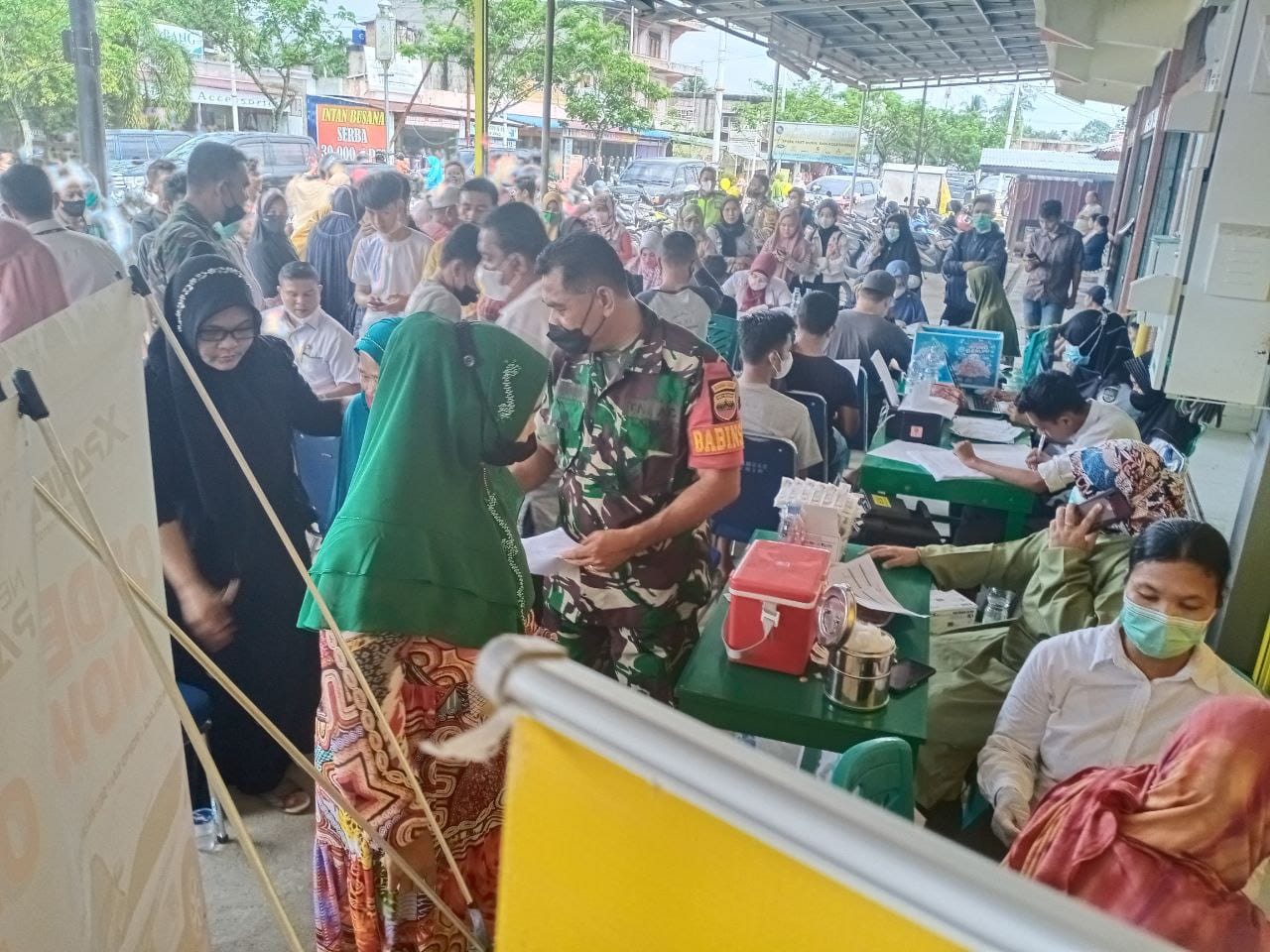 Babinsa Koramil 02 Rambah Kodim 0313/KPR Tinjau Vaksinasi Covid 19