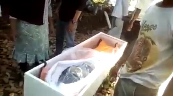 Warga Nekad Buka Peti Mati Pasien Covid-19, Isinya Mengejutkan