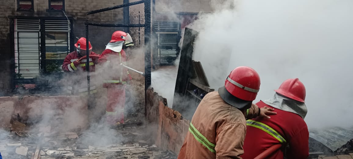 Rumah Warga Rumbio Kampar Hangus Kebakar, Petugas Damkar Berjibaku Padamkan Api 