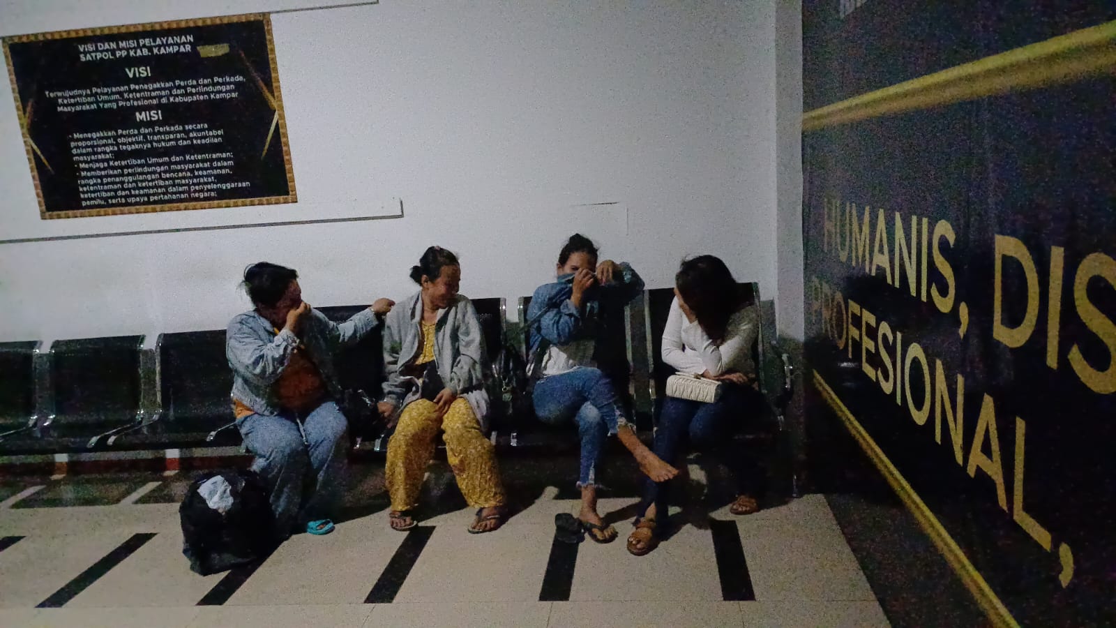 SatPol PP Kampar Segel Warung Diduga Jual Minuman Tuak dan Menyediakan Wanita Penghibur